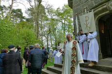 Bittprozession an der Weingartenkapelle (Foto: Karl-Franz Thiede)